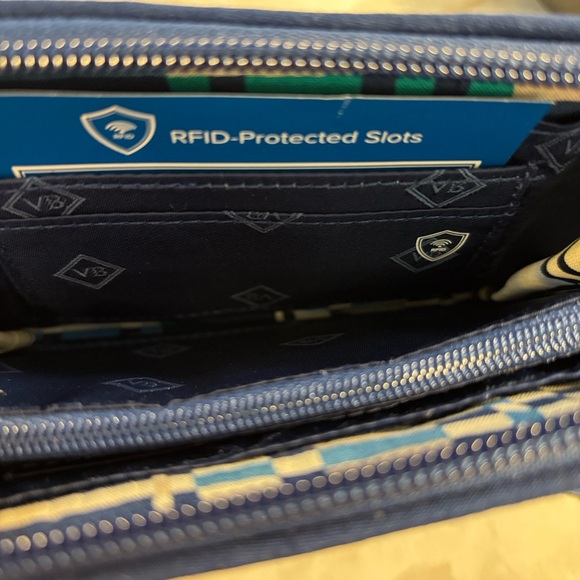 Vera Bradley Santiago Grab and Go Wristlet Wallet RFID Protection - Picture 3 of 4